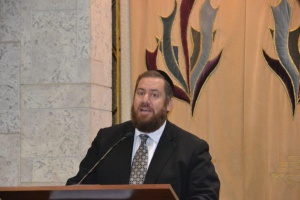 Rabbi Ephraim Shapiro addressing the worldwide Siyum on Maseches Gittin in Boca Raton